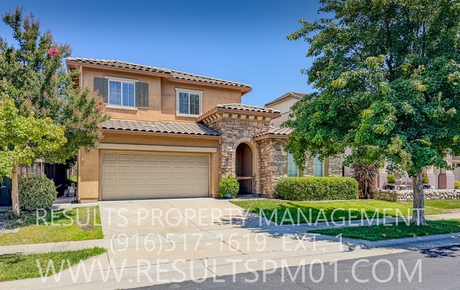 Building Photo - Spacious and upgraded 4 Bed 3 Bath Roseville Home