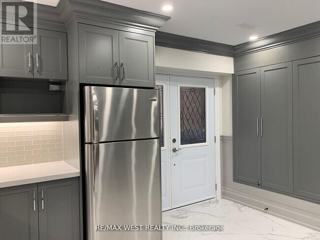 Photo - 1495 King St W