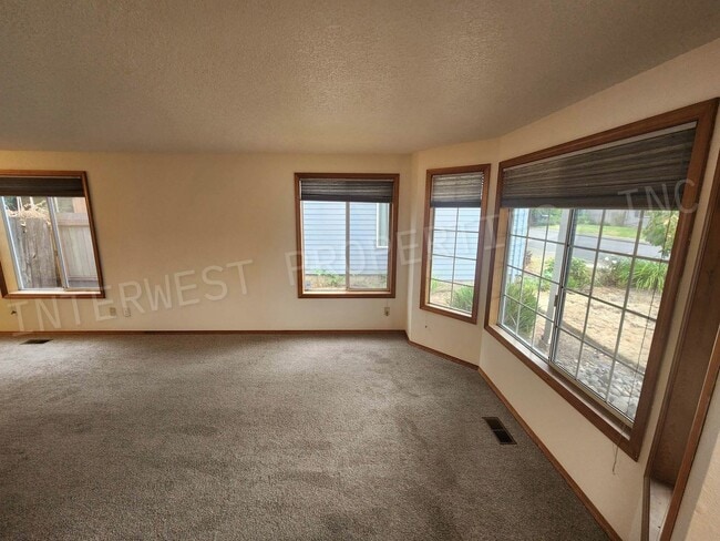 Photo - *1ST FULL MONTH'S RENT FREE PROMO* Spaciou...