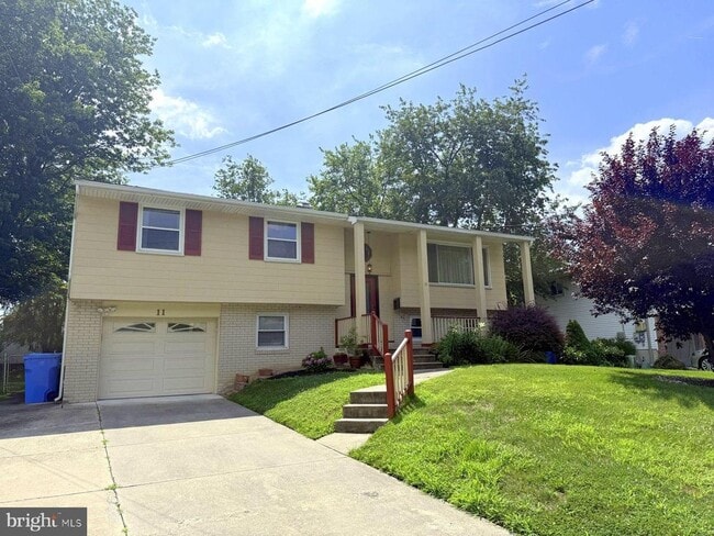 Photo - 11 Knollwood Dr House
