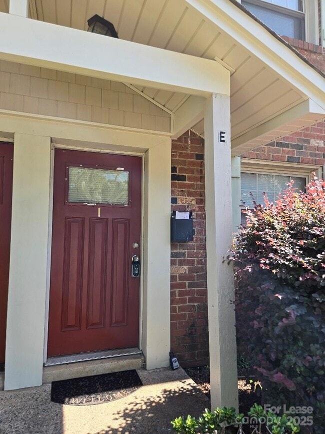 Photo - 1207 Green Oaks Ln