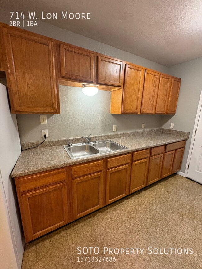 Photo - 714 Lon Moore St