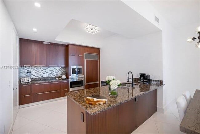 Building Photo - 15901 Collins Ave