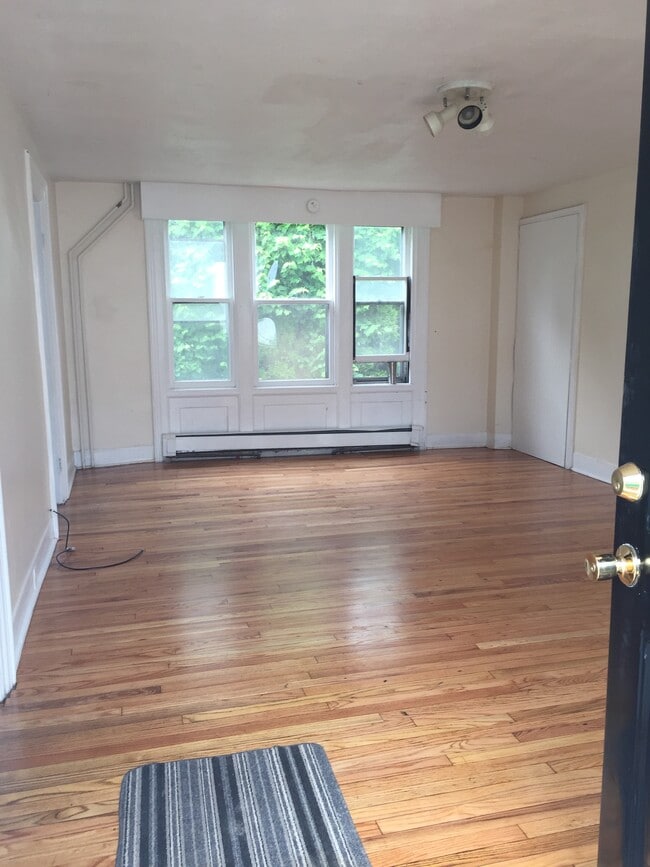 166 W 4th St