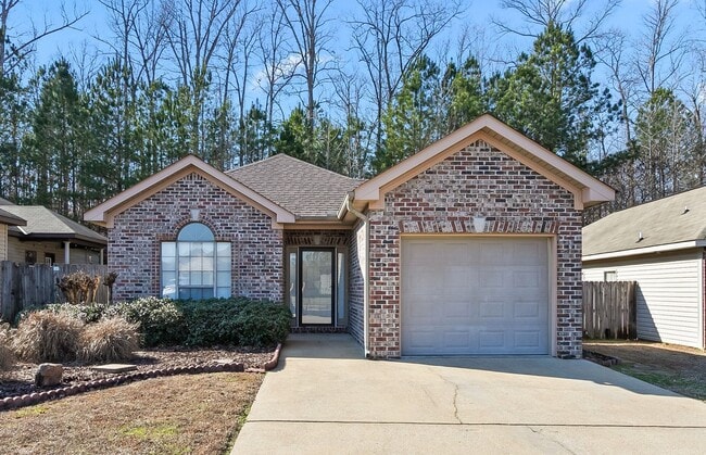 Building Photo - East Tuscaloosa Garden Home in Camden Lake