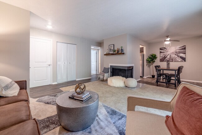 Sala de estar y comedor en Woodbridge Bloomington - Woodbridge of Bloomington