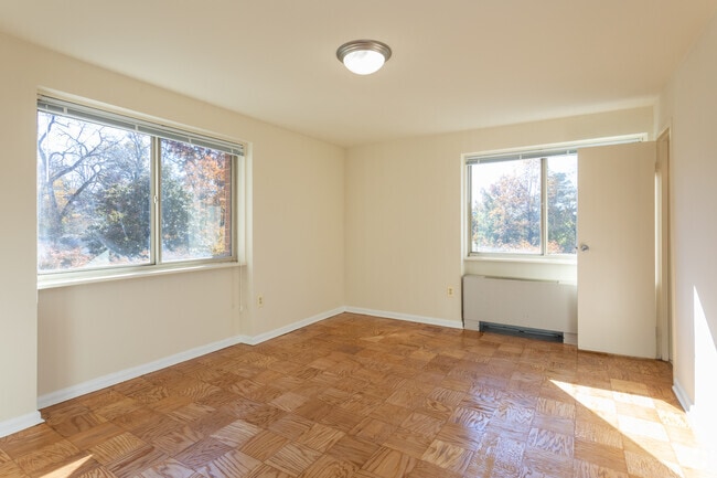 2BR, 2BA - 870 SF
