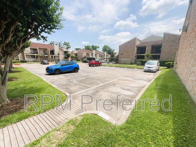 Photo - 8100 Cambridge St