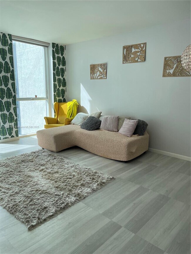 Photo - 253 NE 2nd St Unidad 2304