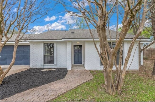 Photo - College Station - 3 bedroom - 2 bath house with garage and fenced back yard.