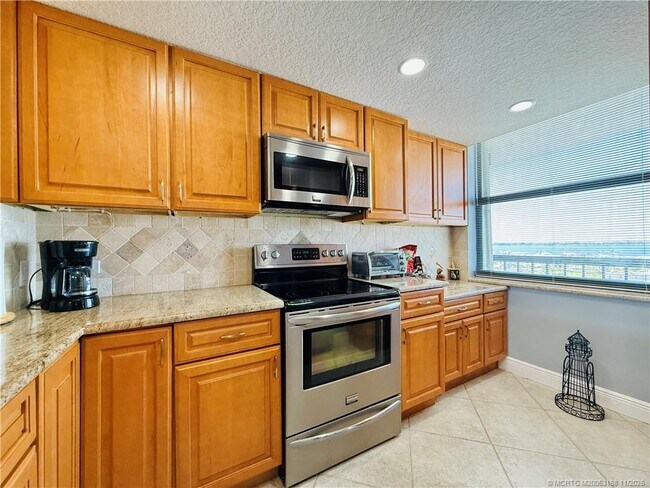 Building Photo - 10680 S Ocean Dr Unit 808