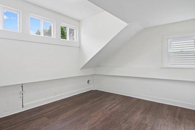 Building Photo - Coming Soon! Bright and Cozy 2 Bedroom, 1 ...