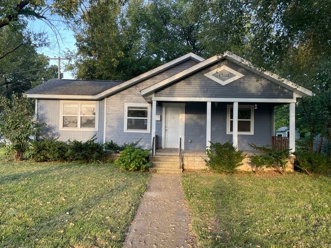 Charming Bungalow Available Early July - Charming Bungalow Available Early July House