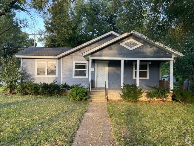 Building Photo - Charming Bungalow Available Early July Rental