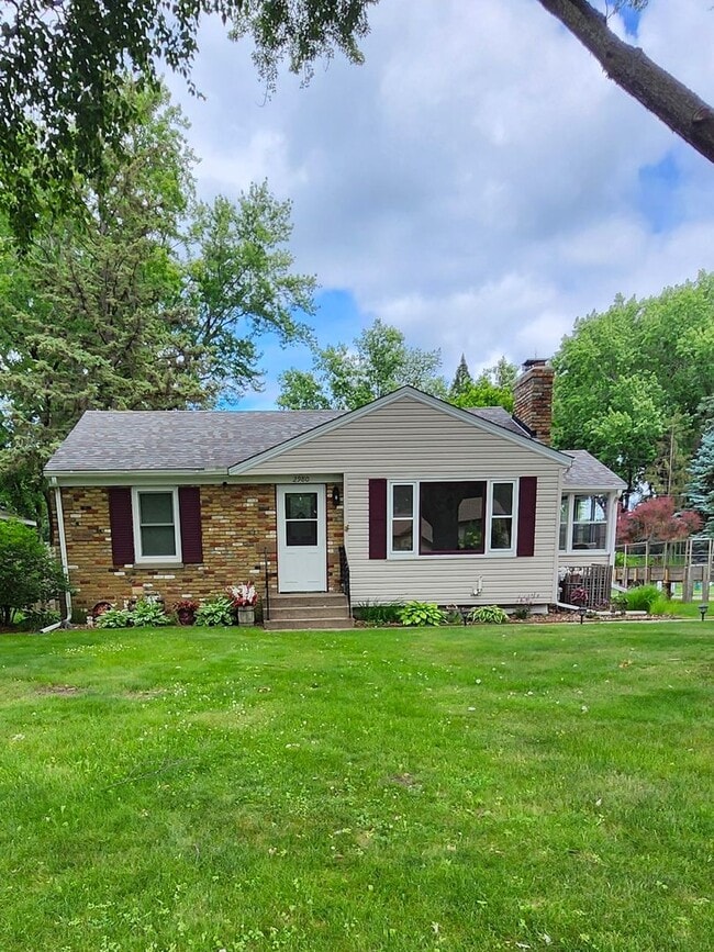 Building Photo - 3 bed-2 bath Home for rent in Roseville, MN