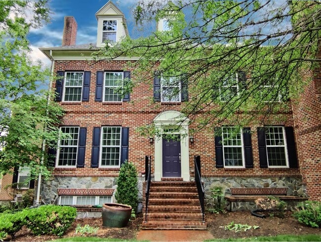 Building Photo - 3903 Chain Bridge Rd