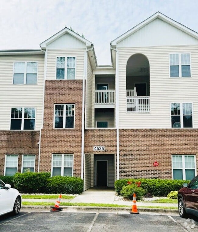 Building Photo - CORNERSTONE ~ RENOVATED CONDO ~ 2 BED, 2 B...