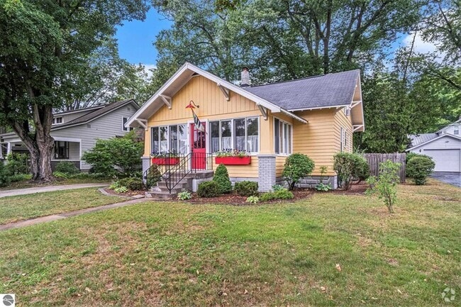 Building Photo - Fully-Furnished Retreat in the Heart of Su... Rental