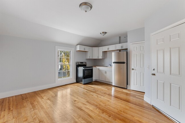 Building Photo - 109 Pleasant St Unit 202