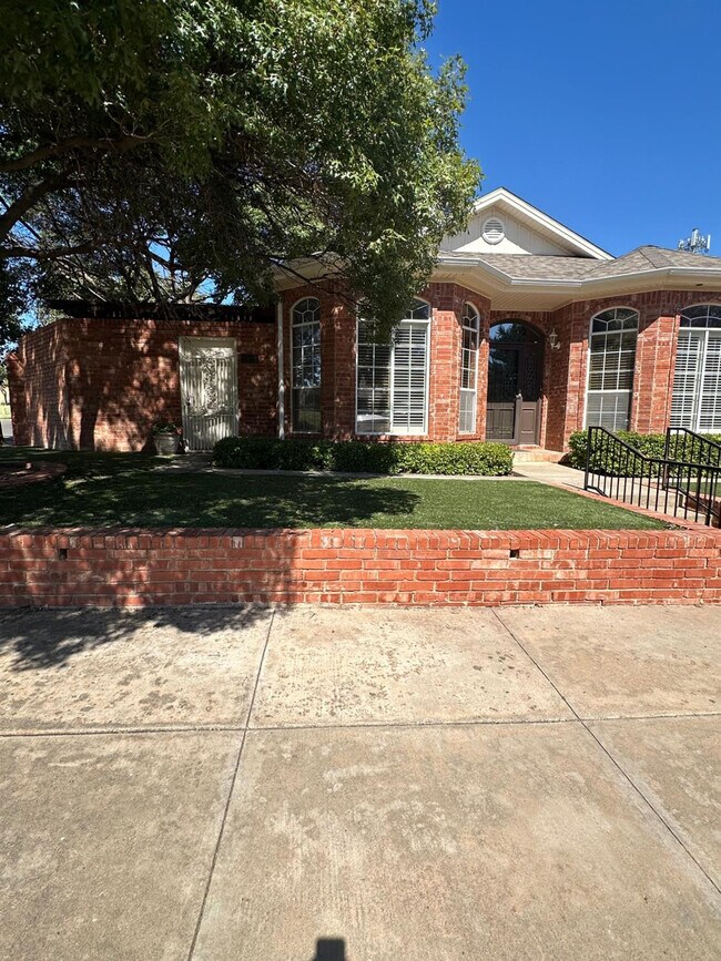 Photo - 5236 84th St