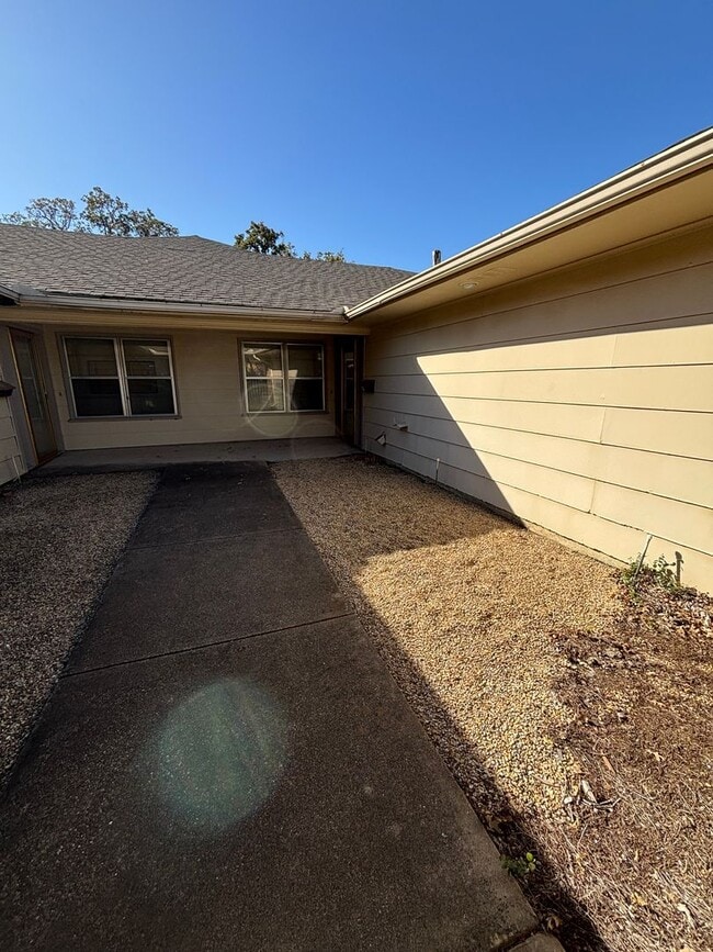 Photo - 6008-6010 Shelton St Unidad 6008 Shelton Street