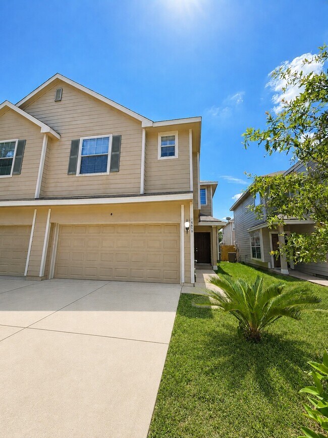 Building Photo - 16619 Newglen Ln