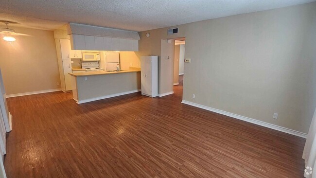 Building Photo - Live Your Best Life at This Downtown Condo... Unit 20