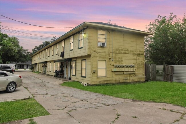 Building Photo - 8029 Detroit St Unit 5 Rental