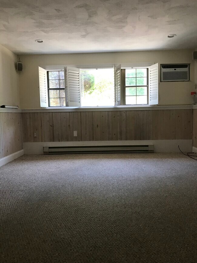 Living Room with no Furniture - 42 Swanson Ct Unit 11A
