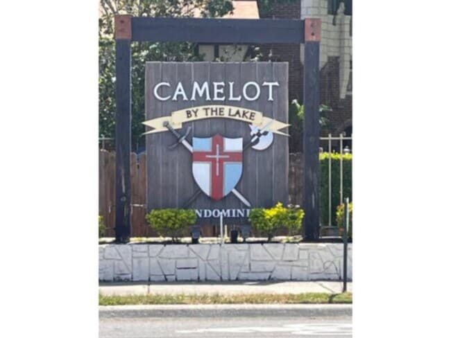 Building Photo - 3 Bedroom Condo in Camelot By The Lake