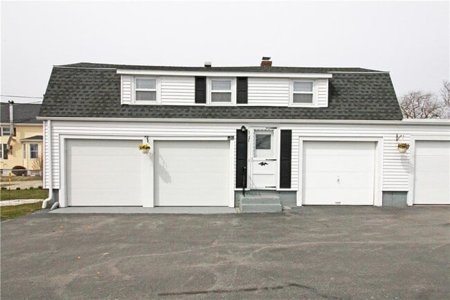 Photo - 563 Aquidneck Ave Apartamento