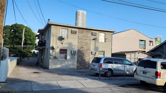 Building Photo - 329 SW 6th Ave Unit 2