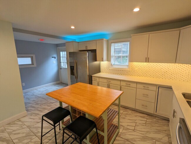 Photo - Spacious 3 bedroom 2.5 Bathroom Single Family Home (Mt Washington)