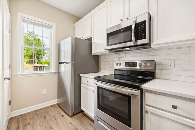 Photo - Renovated 2 bed 2.5 bath townhome in Holly...
