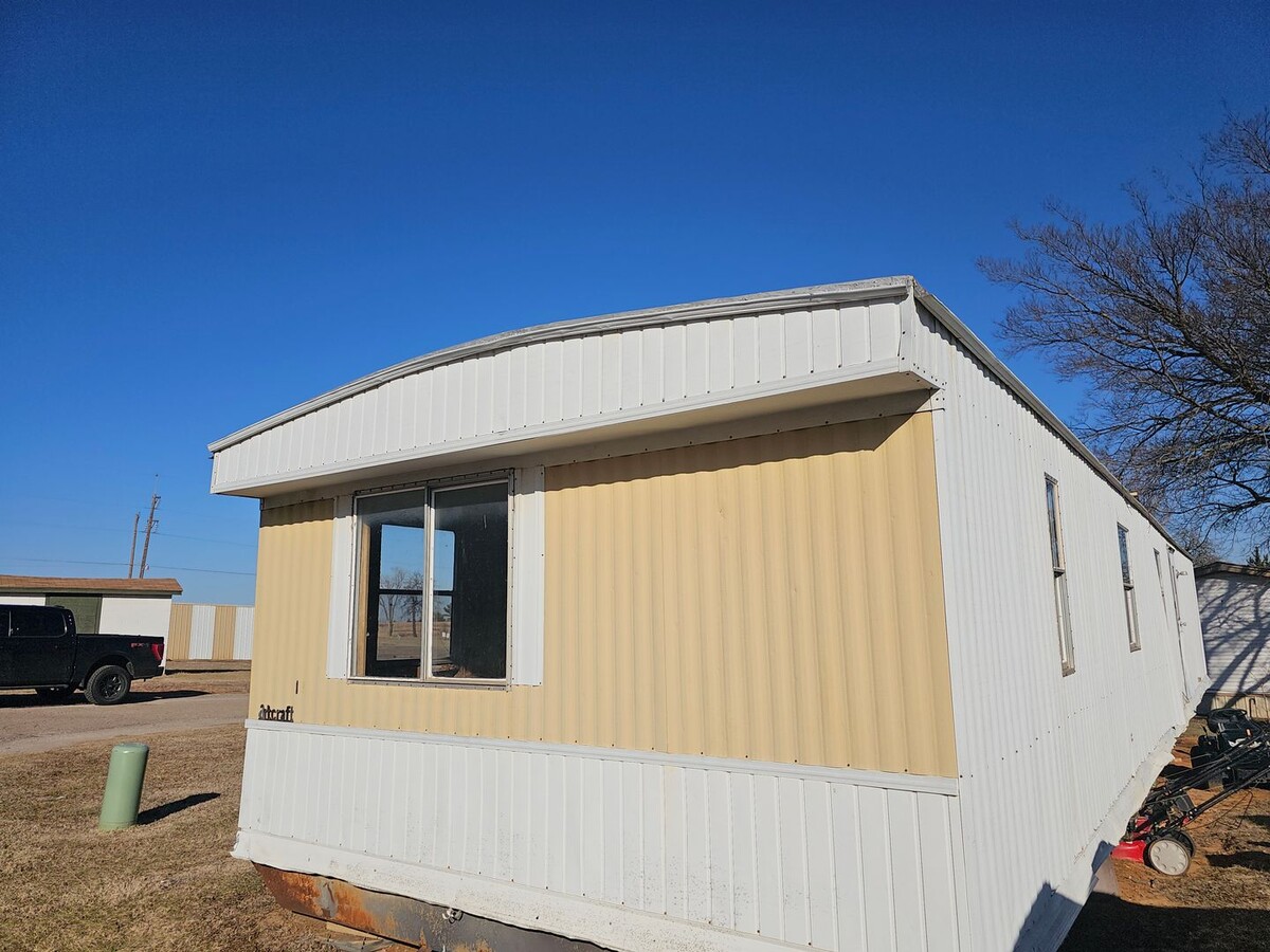 $1000 Mobile Home must be moved off property. - $1000 Mobile Home must be moved off property.