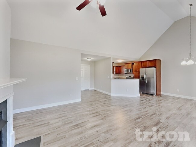 Photo - 335 Oxfordshire Dr