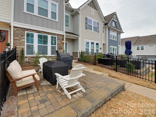 Photo - 3329 Ada Ml Aly