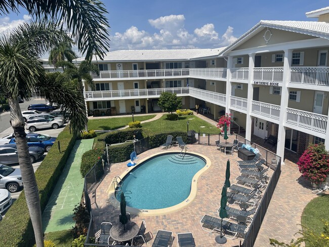 Building Photo - 3201 NE 29th St Unit 308