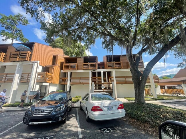 Building Photo - Walking Distance to Shands and VA Rental