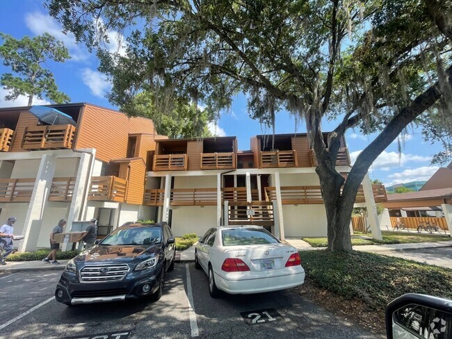 Building Photo - Close to the VA and Shands Rental