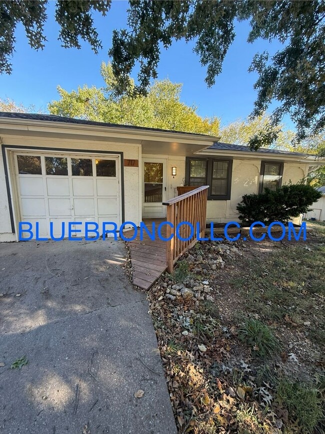 Building Photo - 717 NE Banner Dr Unit 717 NE Banner Dr.-A