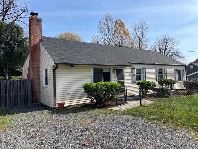 Photo - Cheerful 3 Bedroom 2 Bathroom With Office And Spacious Fenced Yard In Beautiful Pimmit Hills