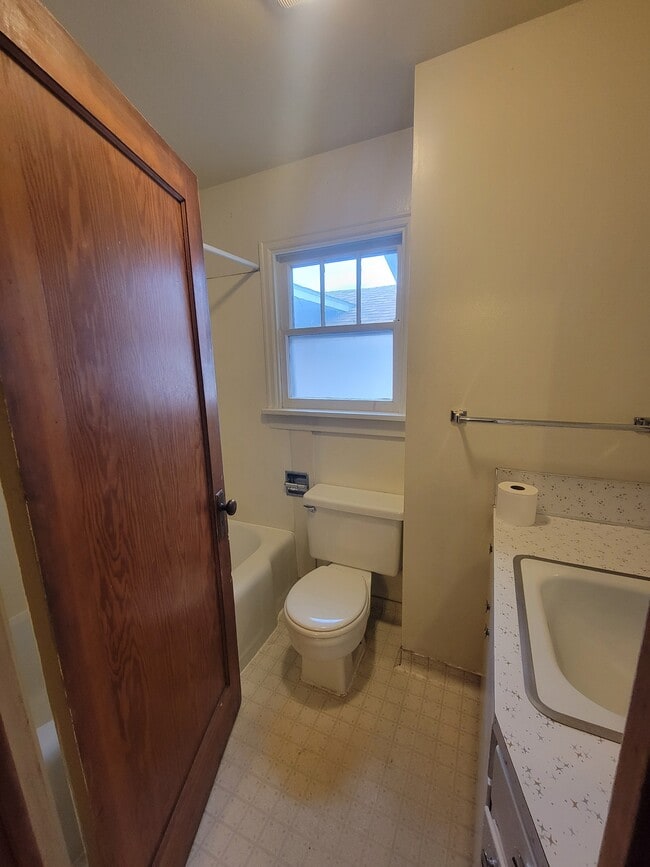 Photo - 745 Edith St