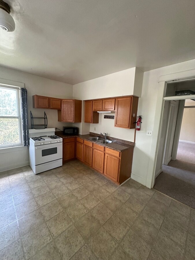 Photo - 522 E 3rd St