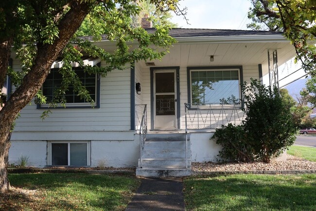 Building Photo - 6 bedroom 2 bath home