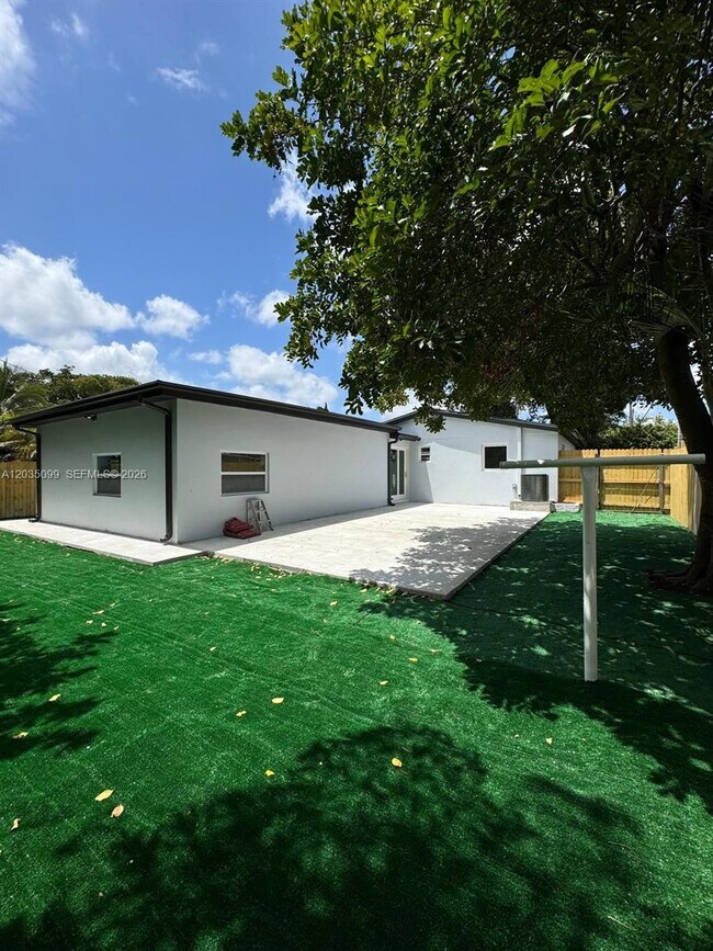 Building Photo - 4028 SW 49th Ct
