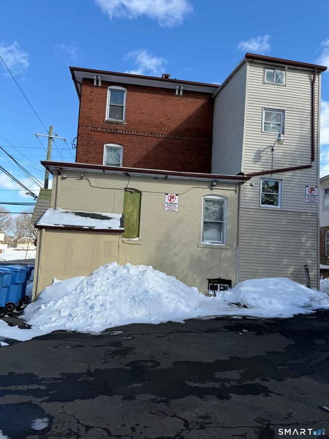 Building Photo - 198 Oak St Unit 3