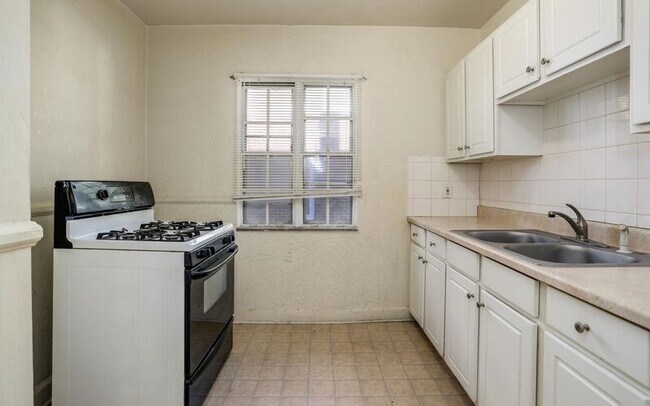 Photo - 8130 Middlepoint St Unidad 1