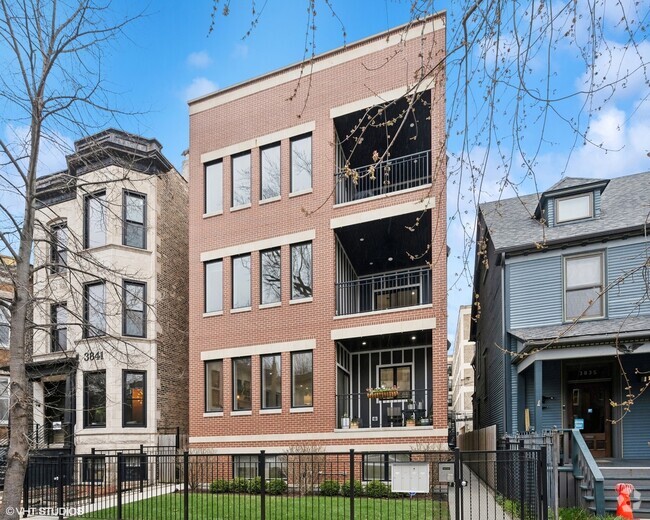 Building Photo - 3837 N Kenmore Ave Unit 1 Rental