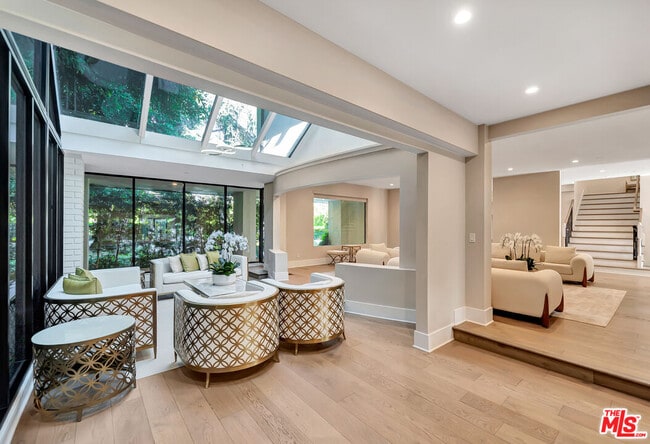 Photo - 721 N Beverly Dr